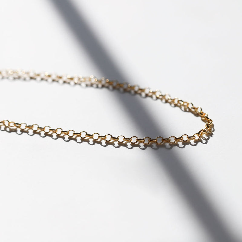 side view of gold rolo chain necklace