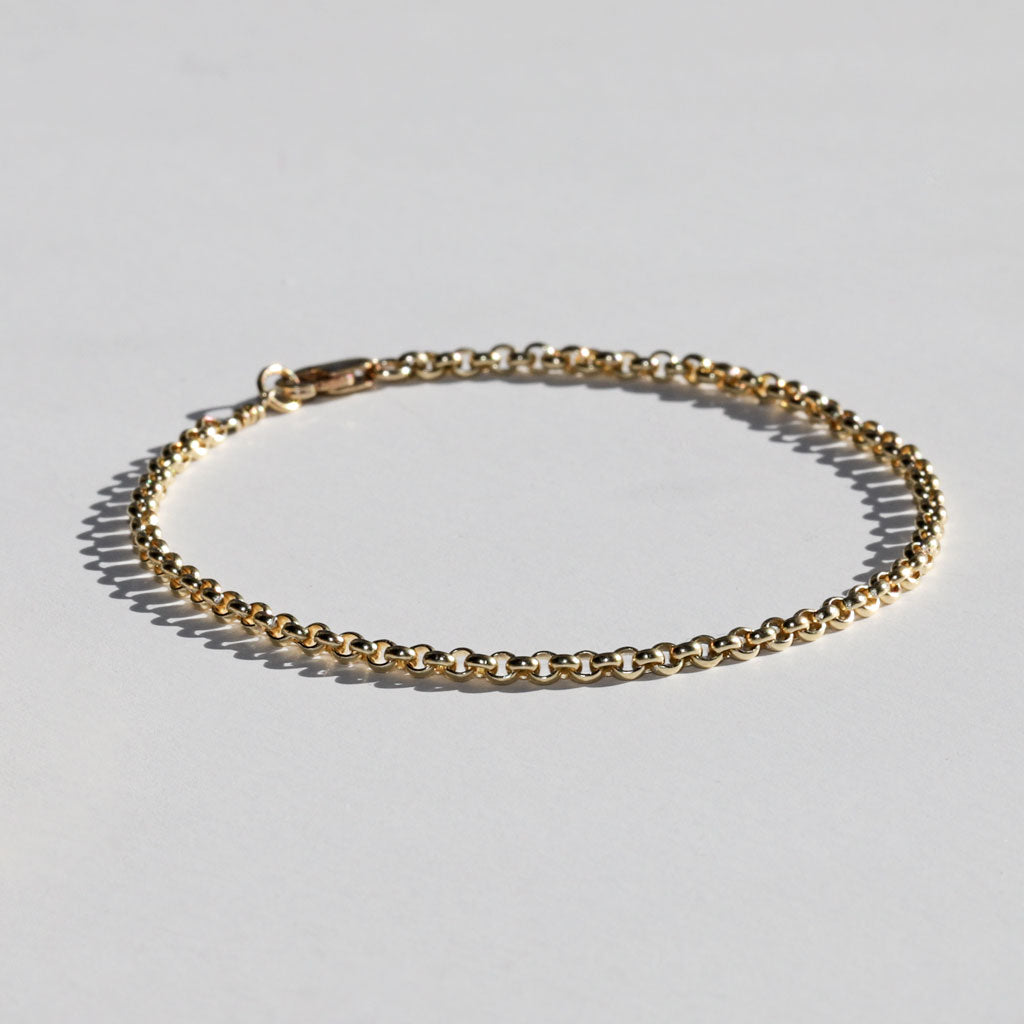 side view of gold rolo chain