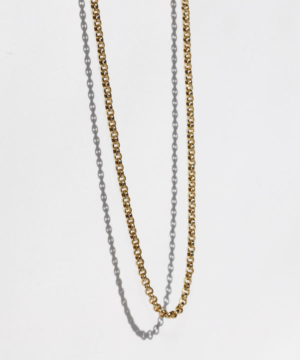 side view of gold rolo chain still life
