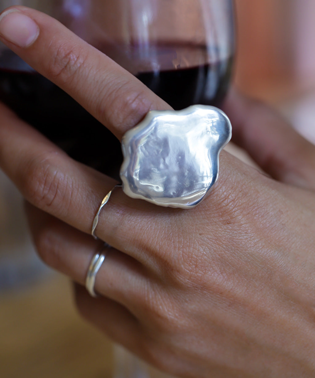 extra large cloud shaped silver ring holding red wine glass