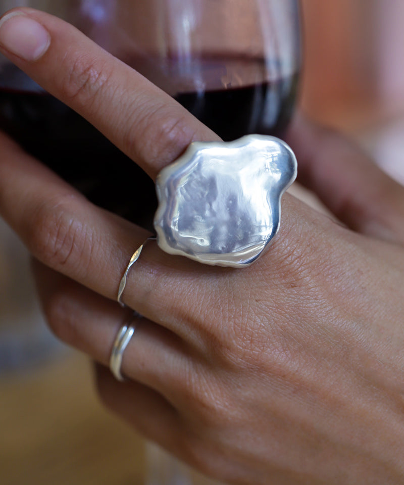 extra large cloud shaped silver ring holding red wine glass